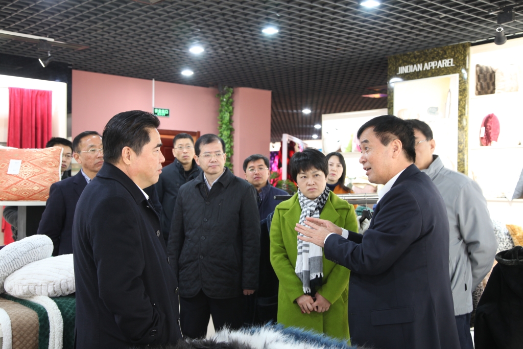 2016年11月26日，時任連云港市市長項雪龍來到飛雁毛毯有限公司調研指導工作。